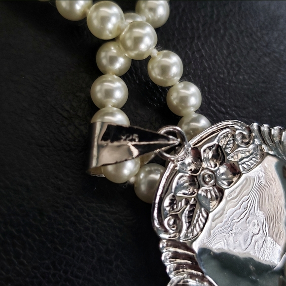 Vtg SS Repousse pendant with faux pearl necklace - Picture 5 of 7